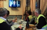 Des gilets jaunes regardent l'allocution télévisée d'Emmanuel Macron dans un restaurant à Fay-aux-Loges, le 10 décembre 2018