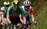 L'Italien Sonny Colbrelli (g) lors de la 16e étape du Tour de France, près de Saint-Gaudens, le 13 juillet 2021