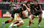 Gregory Alldritt, capitaine et troisième ligne de La Rochelle, mis en échec par les Toulousains Romain Ntamack, François Cros et Peato Mauvaka lors de la demi-finale de Top remportée 39-23 par le Stade toulousain le 21 juin 2024 à Bordeaux