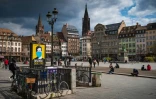 La grand-place de Strasbourg, avec une affiche "Ensemble contre le virus", le 12 avril 2021