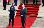 L'ex-Premier ministre Edouard Philippe applaudit son successeur Jean Castex, dans la cour de l'Hôtel Matignon, le 3 juillet 2020