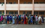 Des électeurs font la queue devant un bureau de vote lors du référendum constitutionnel, le 21 septembre 2025 à Conakry, en Guinée