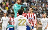 Le gardien slovène de l'Atlético Jan Oblak s'empare du ballon contre le Real en finale de la Supercoupe d'Espagne, le 12 janvier 2020 à Jeddah  