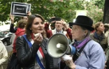 Eva Sas, à gauche, lors d'un rassemblement devant l'Assemblée nationale pour dénoncer le harcèlement sexuel, le 11 mai 2016