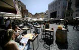 Déjeuner en terrasse place Campo dei Fiori à Rome, le 26 avril 2021