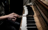 Préparation d'un piano avant d'etre expédié dans un atelier à Lyon, le 14 avril 2020