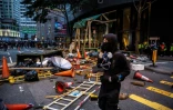 Des manifestants construisent une barricade de fortune en marge d'une manifestation pro-démocratie, à Hong Kong le 1er janvier 2020
