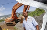 Lundi 15 Mars 2010

Herman Elyse devant son engin de chantier