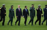 Le président colombien Gustavo Petro (quatrième à droite) et le nouveau ministre de la Défense M. Velasquez (troisième à gauche) à l'école militaire Jose Maria Cordova de Bogota, en Colombie, le 20 août 2022 