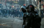 Des manifestants font face aux forces de police à Bogota le 9 septembre 2020, secouée par des émeutes après la mort d'un homme victime de bavure policière