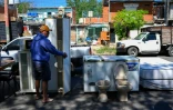 Des meubles, de l'électro-ménager et des objets sanitaires d'occasion vendus surmarché de rue à Villa Fiorito, dans la banlieue de Buenos Aires, le 19 octobre 2025 en Argentine