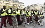 

Des employés de Cyclocity, branche de JC Decaux qui gère le service Vélib, manifestent devant la Mairie de Paris, le 4 avril 2017