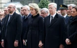 Le Premier ministre  Charles Michel, la reine Mathilde et le roi  Philippe lors d'une minute de silence le 24 mars 2016 au Palais de la Nation à Bruxelles