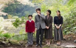 Le Prince héritier Akishino et son épouse la Princesse Kiko avec leurs enfants, le Prince Hisahito et la Princesse Mako, dans les jardins de la résidence impériale à Tokyo, sur une photo prise le 4 novembre 2017 et publiée par la Maison impériale le 30