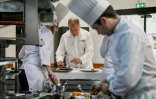 Le chef Patrick Henriroux (c) dans les cuisines de son restaurant "La Pyramide" à Vienne, le 20 mars 2025 en Isère
