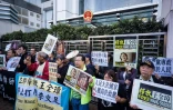 Des photos de l'avocat chinois Wang Quanzhang et de son épouse Li Wenzhu lors d'une manifestation de soutien devant le bureau de liaison du gouvernement chinois, le 26 décembre 2018 à Hong Kong