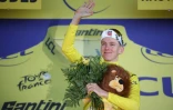 Tadej Pogacar lors de la remise du maillot jaune sur le podium du Tour de France, le 18 juillet 2025 à Peyragudes