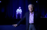 Aaron Elster, survivant de l'Holocauste, se tient près de son hologramme en 3D, le 26 octobre 2017 près de Chicago