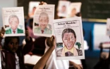 Les enfants d'une école primaire brandissent leurs dessins à l'occasion du 100e anniversaire de la naissance de Nelson Mandela, le 18 juillet 2018 à Durban