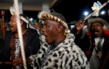 Les guerriers chantent pour le couronnement du nouveau roi des Zoulous, le prince Misuzulu kaZwelithini, au palais royal de Nongoma, en Afrique du Sud, le 19 août 2022