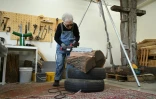 La sculptrice sud-coréenne Kim Yun Shin réalise une oeuvre sur bois à la tronçonneuse, le 4 mars 2026 dans son atelier à Paju, dans le nord du pays 