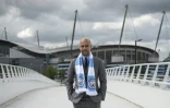 L'entraîneur de Manchester City Pep Guardiola devant l'Etihad Stadium le 8 juillet 2016 à Manchester