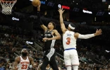 Victor Wembanyama, l'ailier fort français des San Antonio Spurs, part au panier devant Josh Hart, l'ailier des New York Knicks, le 29 mars 2024 à San Antonio