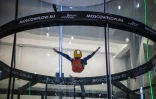 Un enfant atteint de paralysie cérébrale flotte dans un simulateur de chute libre à Moscou, le 23 avril 2021