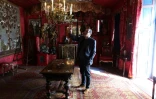 Gérard Audinet dans une des pièces de Hauteville House à Saint-Pierre-Port sur l'île de Guernsey, le 3 octobre 2017