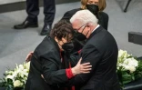 Le président allemand Frank-Walter Steinmeier salue une victime de la Shoah, le 27 janvier 2022 au Bundestag à Berlin lors de la Journée internationale du souvenir