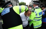 Des policiers arrêtent un manifestant lors d'un rassemblement en soutien au groupe pro-palestinien Palestine Action, alors que le gouvernement britannique devrait annoncer l'interdiction du groupe, le 23 juin 2025 à Londres 