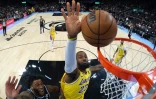 LeBron James, la star des Los Angeles Lakers, tente de bloquer un tir de Saddiq Bey, l'ailier des Atlanta Hawks, pendant un match NBA, le 30 janvier 2024, à Atlanta