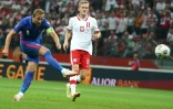 L'attaquant anglais Harry Kane ouvre le score face à la Pologne, lors des qualifications européennes pour le Mondial-2022 au Qatar, le 8 septembre 2021 à Varsovie