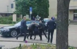 Cette image d'une séquence vidéo montre des agents de sécurité transportant le Premier ministre slovaque Robert Fico vers un véhicule après qu'il a été abattu à Handlova, en Slovaquie, le 15 mai 2024