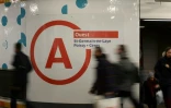 Des personnes marchent vers le RER A à Paris le 29 janvier 2015