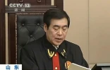 Capture d'écran de CCTV en date du 25 octobre 2013 de Bo Xiali au tribunal de Jinan