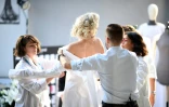 Julien Fournié et ses couturières ajustent une robe portée par Michaela Tomanova lors d'une séance photo le 30 juin 2020 à Paris