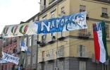 Une bannière aux couleurs du Napoli dans une rue de Naples, le 24 mars 2023 en Italie