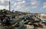 Des pêcheurs fixent leurs filets dans le port d'al-Mina à Tripoli, au nord de Beyrouth, le 9 décembre 2021