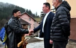 Josip Jelinic (g) est accueilli par l'imam local, Ramiz Zubaca (d), dans le village de Stupni Do, lors de son pèlerinage de 1000 km pour demander le pardon et la réconciliation de tous les peuples de Bosnie-Herzégovine, le 25 mars 2025