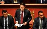 Le Premier ministre italien Giuseppe Conte (centre) entouré de ses deux vice-Premiers ministres: Matteo Salvini (gauche) et Luigi Di Maio (droite) le 20 août 2019 au Sénat à Rome