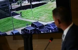 Beau Mason, du Département de la sécurité publique de l'Utah, présente la vidéo d'un suspect alors lors d'une conférence de presse, un jour après que l'influenceur conservteur Charlie Kirk a été abattu lors d'un événement public à Orem, dans l'Utah, le 11 septembre 2025