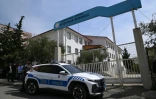 Un véhicule de police stationné devant une école, avant les funérailles des neuf victimes tuées lors d'une fusillade dans un établissement scolaire, le 16 avril 2026 à Kahramanmaraş, dans le sud de la Turquie