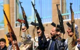 Des combattants houthis prennent part à une manifestation à Sanaa pour recruter de nouveaux soldats, le 7 octobre 2026 
