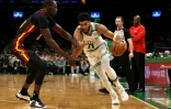 Jayson Tatum, des Boston Celtic, face Ă Gorgui Dieng, des Atlanta Hawks, en NBA le 1er mars 2022 Ă Boston