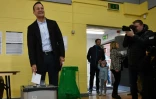 Le Premier ministre irlandais et leader du parti de centre-droit Fine Gael, Leo Varadkar, dépose son bulletin de vote samedi 8 février au bureau de Castleknock, à Dublin