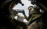 Un soldat ukrainien dans la tourelle d'un véhicule MaxxPro, équipé d'une puissante mitrailleuse, dans le village de Blagodatné, récemment libéré, le 16 juin 2023 dans la région de Donetsk