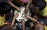 Des détenus mangent leur repas dans la prison de Quezon City à Manille le 11 juillet 2017