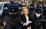 La médecin personnelle d'Alexeï Navalny et militante d'opposition Anastassia Vassilieva est arrêtée par la police à l'entrée de la colonie pénitentiaire de Pokrov, en Russie, où l'opposant au Kremlin est détenu, le 6 avril 2021