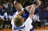 La Française Camille Ayglon (d) à la lutte avec la Kazakhe Irina Borechko au Mondial-2007 de handball féminin, le 3 décembre 2007 à Pau